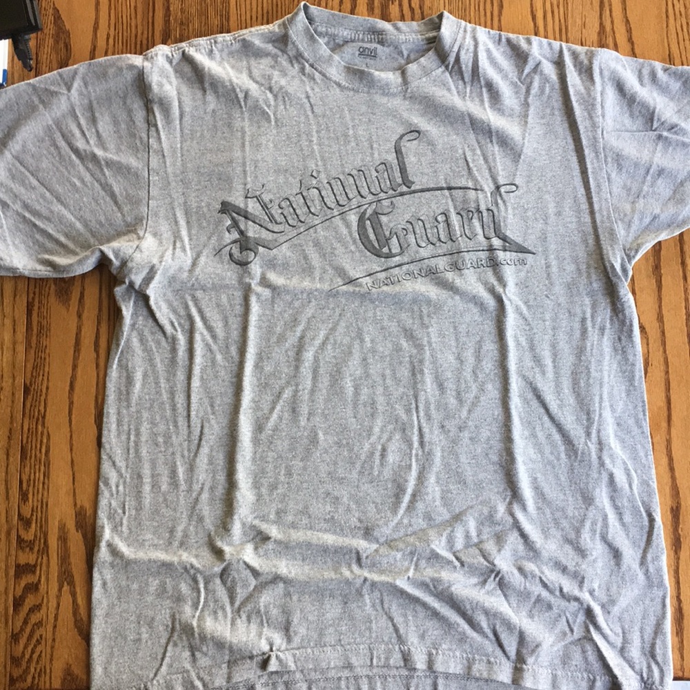 Men’s gray t-shirt